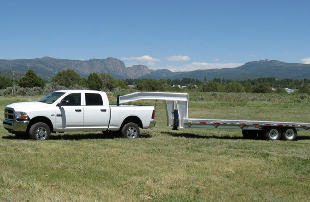 Gooseneck vs. Fifth-Wheel stability and maneuverability comparison for heavy towing