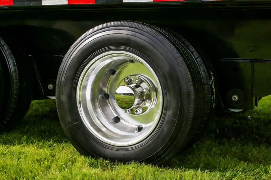 Cleaning and Polishing Aluminum Trailer Wheels for Long-Lasting Shine